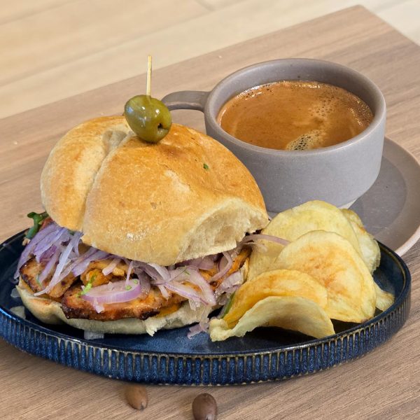 Pan con chicharrón + café