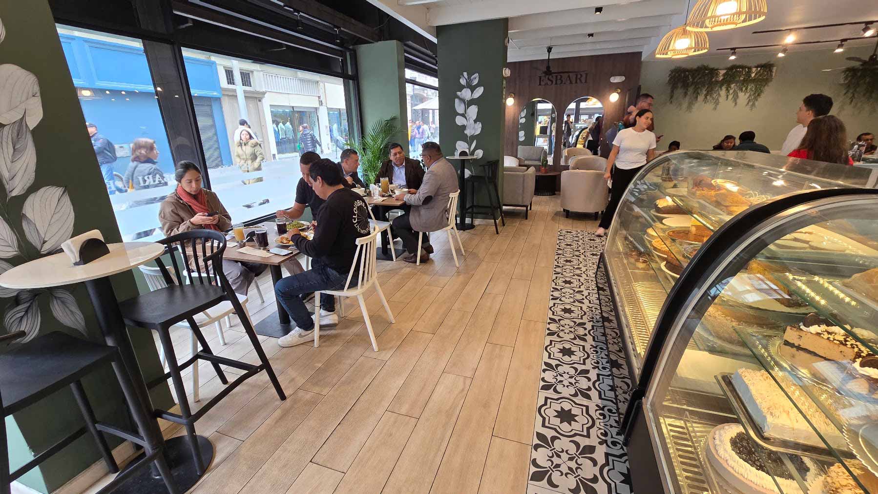 Fachada de Esbari Café en Jr. de la Unión 574